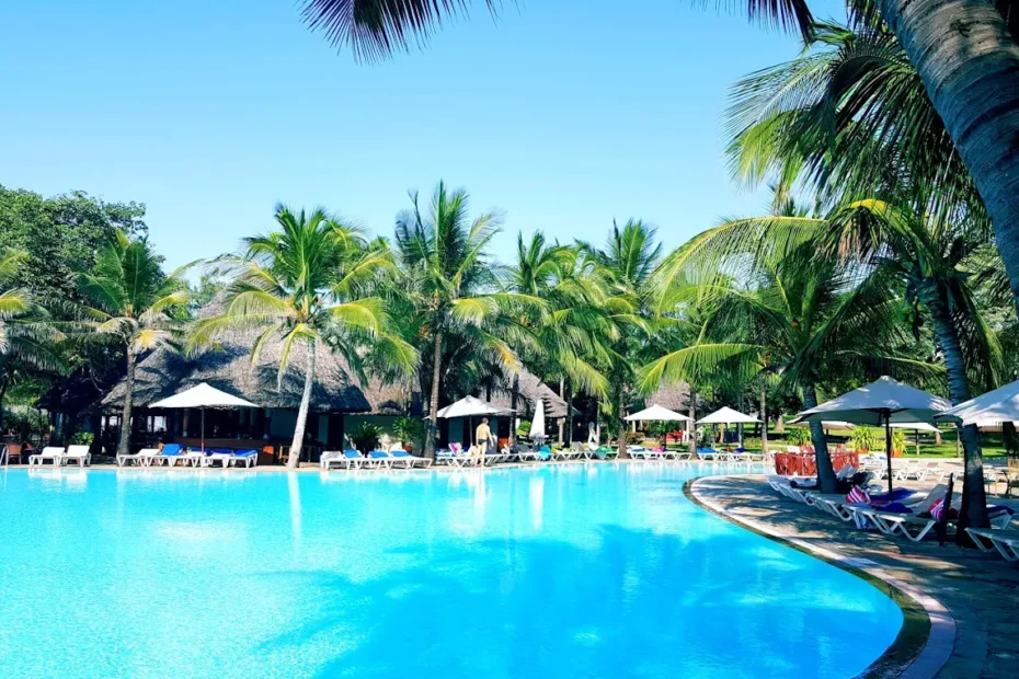 The Baobab Beach Resort boasts a three-tier cascading swimming pool that overlooks the ocean.